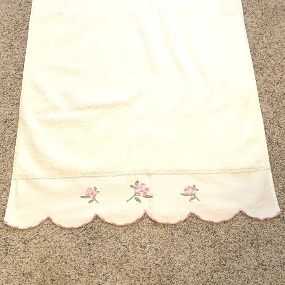 Orris & Orris 100% Cotton Bath Towel Embroidered Floral Cottagecore Grandmacore